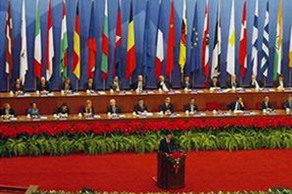 Presiden Cina Hu Jianto saat berbicara dalam Pertemuan Asia-Eropa (ASEM) ke-7 yang berlangsung di Beijing, China.