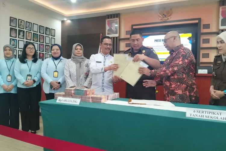 Kepala Kejari Sumedang Adi Purnama serahkan sertifikat tanah sekolah di kantor Kejaksaan Negeri Sumedang, Kamis (23/10/2025). KOMPAS.com/AAM AMINULLAH