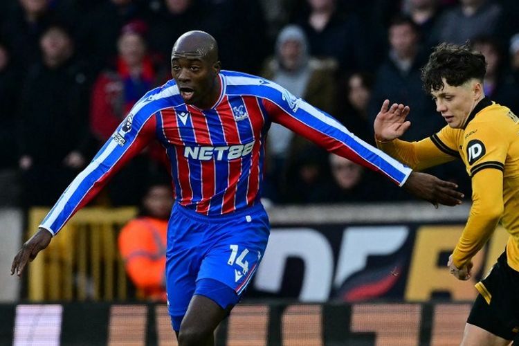 Jean-Philippe Mateta (kiri) dibayangi Ladislav Krejci (kanan) dalam pertandingan sepak bola Liga Inggris antara Wolverhampton Wanderers vs Crystal Palace Stadion Molineux di Wolverhampton, Inggris tengah pada 22 November 2025. (Foto oleh Ben STANSALL / AFP)