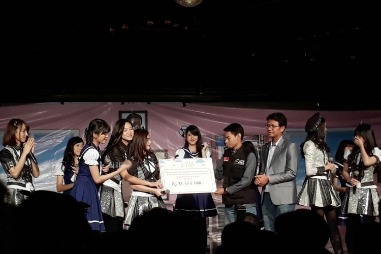 JKT48 menyerahkan Rp 92 juta secara simbolis kepada organisasi Aksi Cepat Tanggap dan Rumah Cahaya di Teater JKT48, FX Sudirman, Jakarta Pusat, Kamis (22/6/2017).