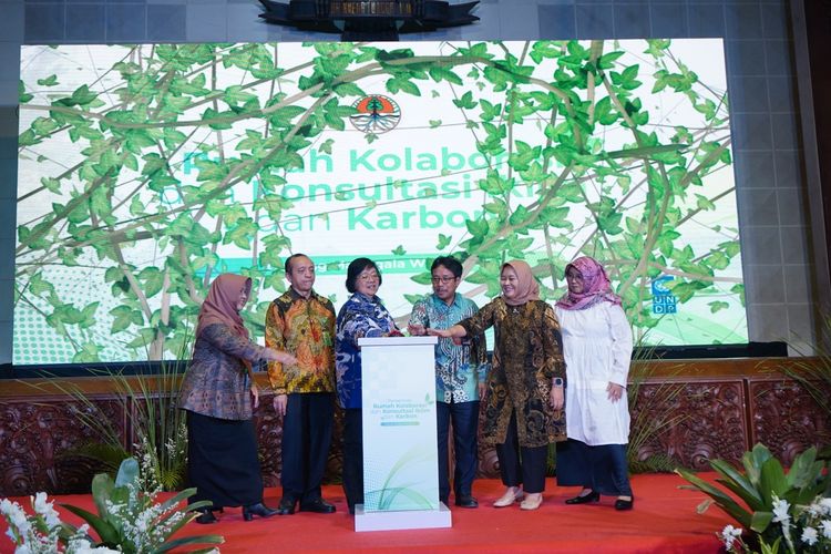 Menteri Lingkungan Hidup dan Kehutanan (LHK) Siti Nurbaya Bakar meresmikan Rumah Kolaborasi dan Konsultasi Iklim dan Karbon (RKKIK) di Gedung Manggala Wanabhakti, Jakarta,  Selasa (24/10/2023).