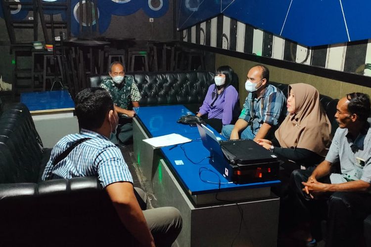 CEK—Tim pengawasan perijinan Pemkab Madiun mengecek kelengkapan perizinan di tempat hiburan malam Areda yang berada di ruas Caruban-Surabaya.