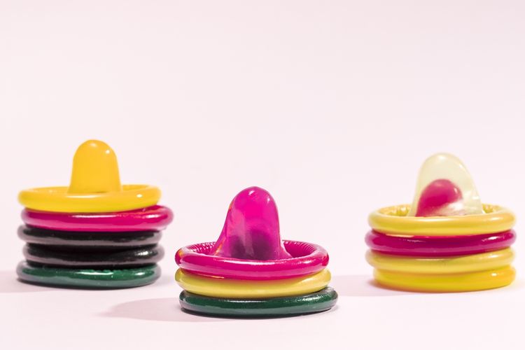 Fungsi kondom adalah untuk mencegah sperma masuk ke vagina dan membuahi sel telur.