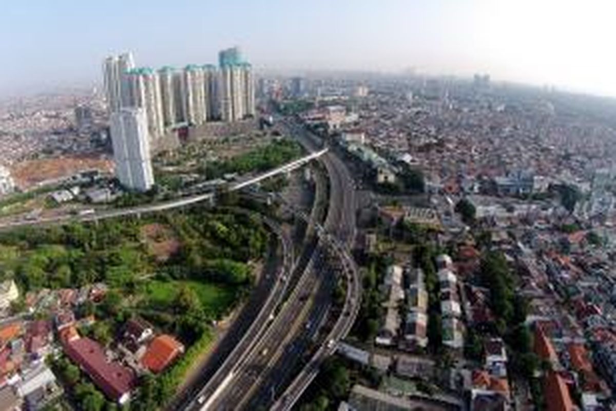 Pemandangan lalu lintas Simpang Susun Tomang, Jakarta Barat, pada hari kedua Hari Raya Idul Fitri, Selasa (29/7/2014). Lalu lintas ibukota lengang saat sebagian besar warga Jakarta mudik Lebaran.