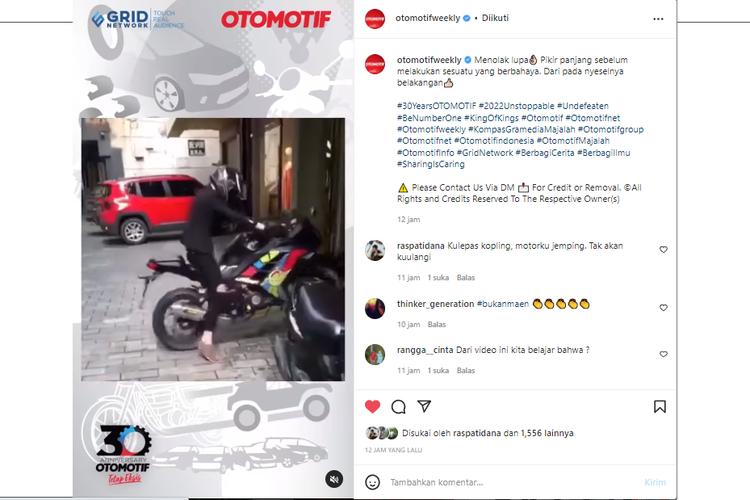 Video tayang di media sosial memperlihatkan sepeda motor menabrak pintu kaca etalase toko.