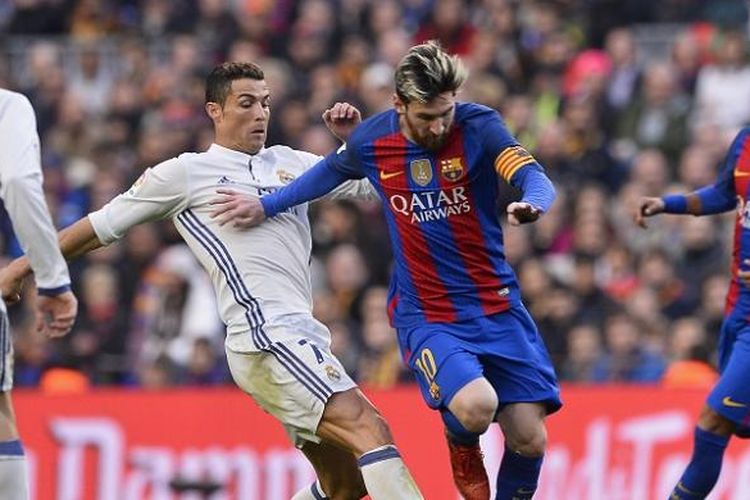 Pemain FC Barcelona, Lionel Messi, sedang dibayang-bayangi oleh pemain Real Madrid, Cristiano Ronaldo, dalam laga La Liga di Stadion Camp Nou, 3 Desember 2016.