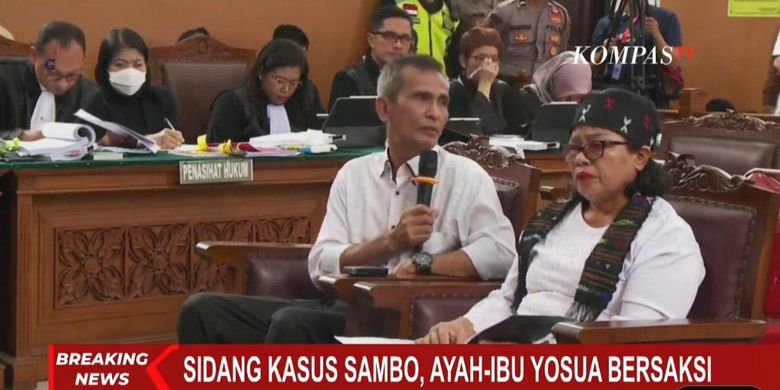 Orangtua Brigadir Yosua, Samuel Hutabarat dan Rosti Simanjuntak menjadi saksi dalam sidang pembunuhan putranya dengan terdakwa Ferdy Sambo dan Putri Candrawathi di PN Jakarta Selatan, Selasa (1/11/2022).
