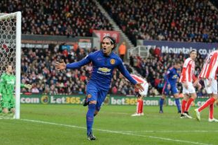Striker Manchester United, Radamel Falcao, seusai mencetak gol ke gawang Stoke City pada lanjutan Premier League di Britannia Stadium, Kamis (1/1/2015). 