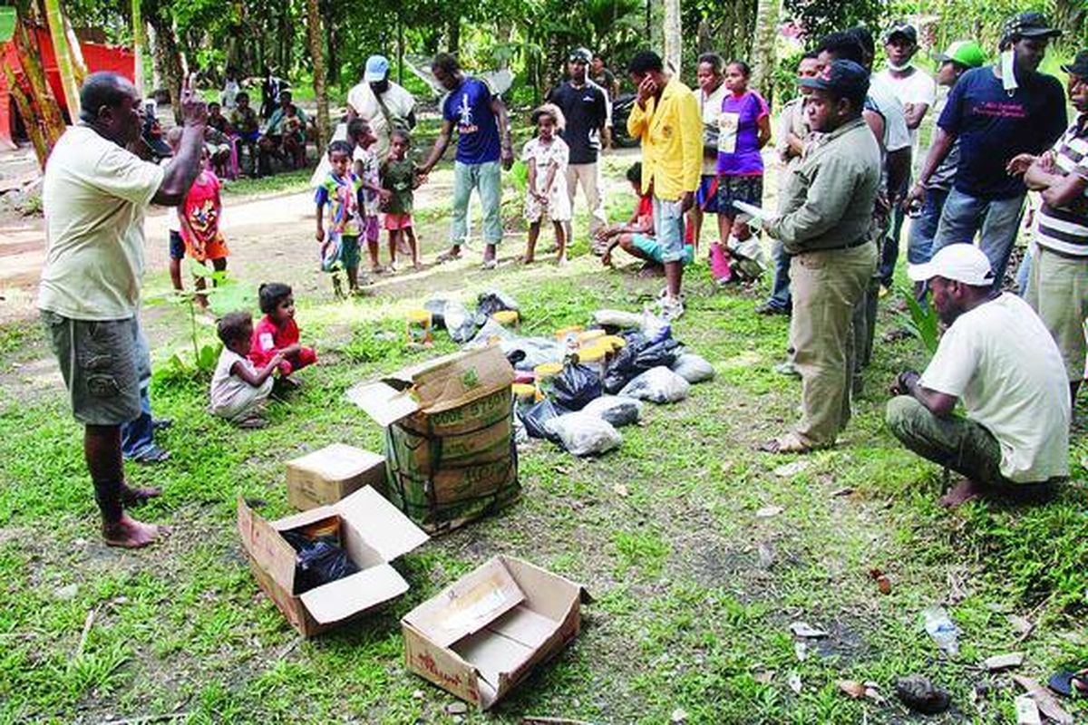 Korban banjir bandang pada 4 Oktober di Kelurahan Wasior, Distrik Wasior, Kabupaten Teluk Wondama, Papua Barat, menerima bantuan dari Himpunan Mahasiswa Papua di Semarang, Sabtu (6/11). Warga bersukacita menerima bantuan ini karena mereka mengaku tidak pernah menerima bantuan dari pemerintah. Penyaluran bantuan yang tidak merata masih menjadi kendala di Wasior.