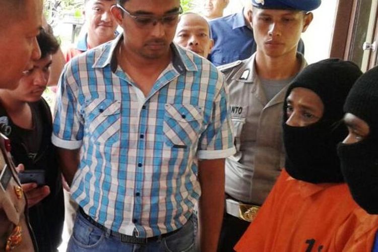 Kapolresta Medan Kombes Pol Mardiaz Kusin Dwihananto saat mengintrogasi Sardian yang diduga menjadi pelaku pembunuh anaknya sendiri, Kamis (11/8/2016).