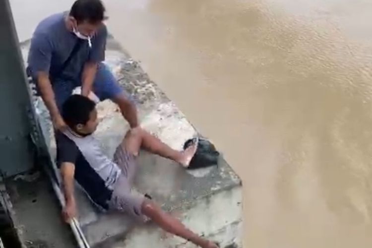 Seorang Bocah hendak melompat ke dalam sungai bengawan solo dari atas Jembatan Kaliketek, Bojonegoro.