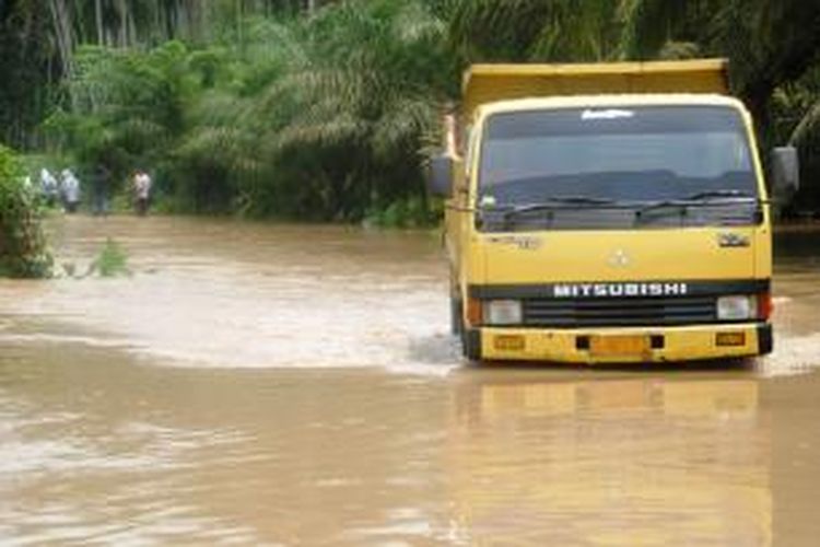 Salah satu daerah di Desa Lawang, Kecamatan Matangkuli, Kabupaten Aceh Barat yang terendam banjir, Selasa (1/9/2015).