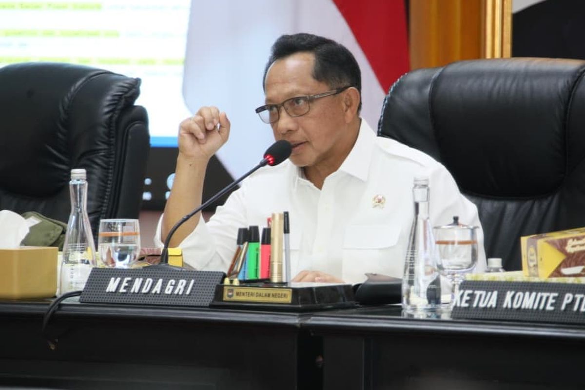 Menteri Dalam Negeri (Mendagri) Muhammad Tito Karnavian saat memberikan pandangannya dalam Sosialisasi Piloting Digitalisasi Bantuan Sosial di Tingkat Nasional yang berlangsung secara hybrid dari Kantor Pusat Kementerian Dalam Negeri (Kemendagri), Jakarta, Kamis (4/12/2025).