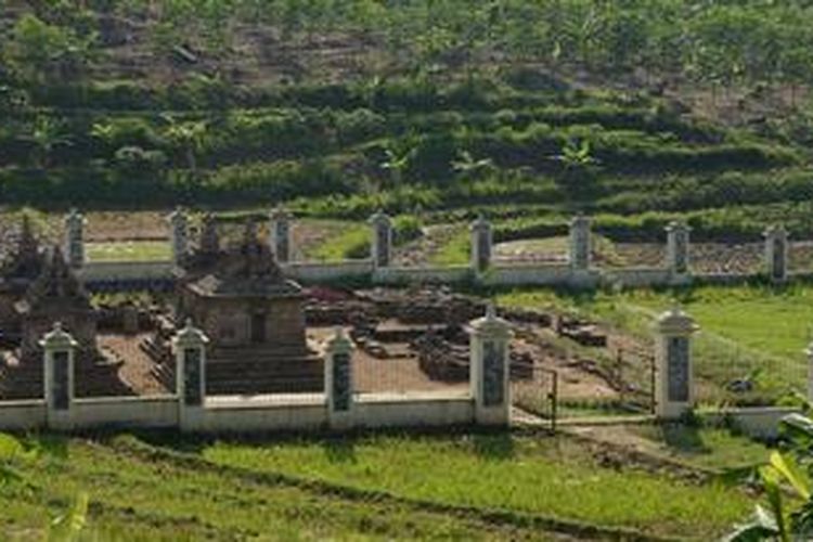 Candi Ngempon - Sisa-sisa kejayaan Hindu masa lalu yang masih terlihat dari peninggalan Candi Ngempon di Kecamatan Bergas, Kabupaten Semarang, Jawa Tengah, Rabu (31/10/2012). Pengembangan wisata di kawasan tersebut belum berjalan maksimal dengan memanfaatkan potensi alam pedesaan dengan sawah, sungai dan petirtaan air hangat.

