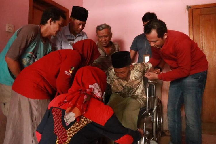 Bantuan alat bantu kursi roda untuk seorang lansia di Tasikmalaya.