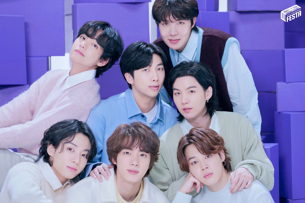 Tepat pada hari ulang tahun ke-10, Selasa (13/6/2023), boy group BTS merilis video musik lagu Take Two versi live. Para member BTS (dari kiri atas searah jarum jam) V, RM, J-Hope, Suga, Jimin, Jin, dan Jungkook.