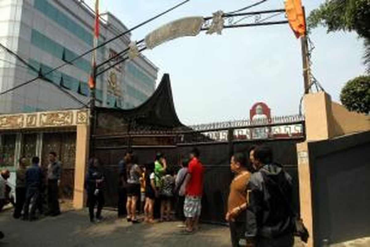 Suasana Vihara Ekayana Buddhist Centre, Jakarta Barat, pascaledakan bom pada Minggu malam, Senin (5/8/2013). Terjadi ledakan bom berdaya ledak kecil dan sebuah bom yang gagal meledak di dalam vihara yang melukai tiga orang. 