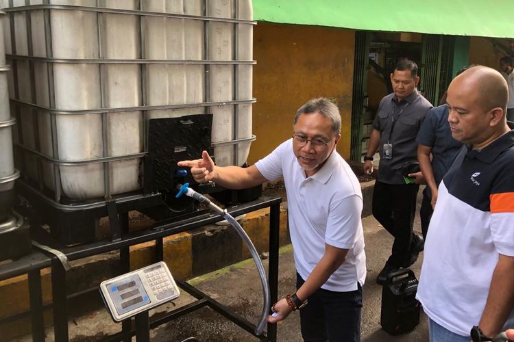 Menteri Perdagangan Zulkifli Hasan kembali meninjau stok minyak goreng curah di Pasar Kramat Jati, Jakarta Timur, Sabtu (25/6/2022) pagi.
