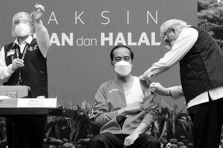 Presiden Joko Widodo (kiri) disuntik dosis kedua vaksin Covid-19 produksi Sinovac oleh vaksinator Wakil Ketua Dokter Kepresidenan Prof Abdul Mutalib di halaman tengah Istana Merdeka, Jakarta, Rabu (27/1/2021). Penyuntikan dosis kedua vaksin Covid-19 ke Presiden Joko Widodo tersebut sebagai lanjutan vaksinasi tahap pertama 13 Januari 2021 .