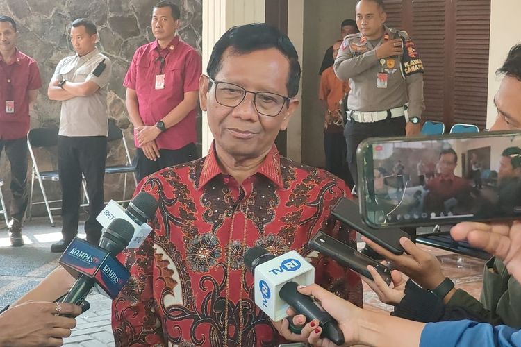 Calon wakil presiden nomor urut 3 Mahfud MD saat ditemui di kawasan Kramat, Jakarta Pusat, Selasa (20/2/2024).