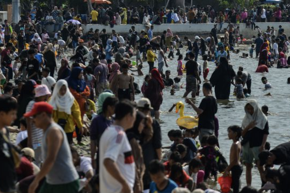 Ribuan warga memadati Pantai Ancol, Jakarta, saat libur Lebaran 2023.
