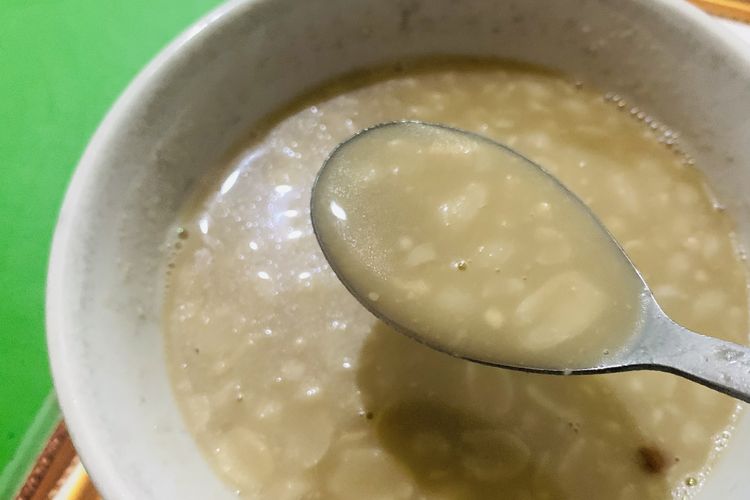 Kacang kuah salah satu menu pilihan kuliner legendaris Ronde Titoni, yang terbuat dari kacang yang dimasak empuk dengan kuah kuah jahe.