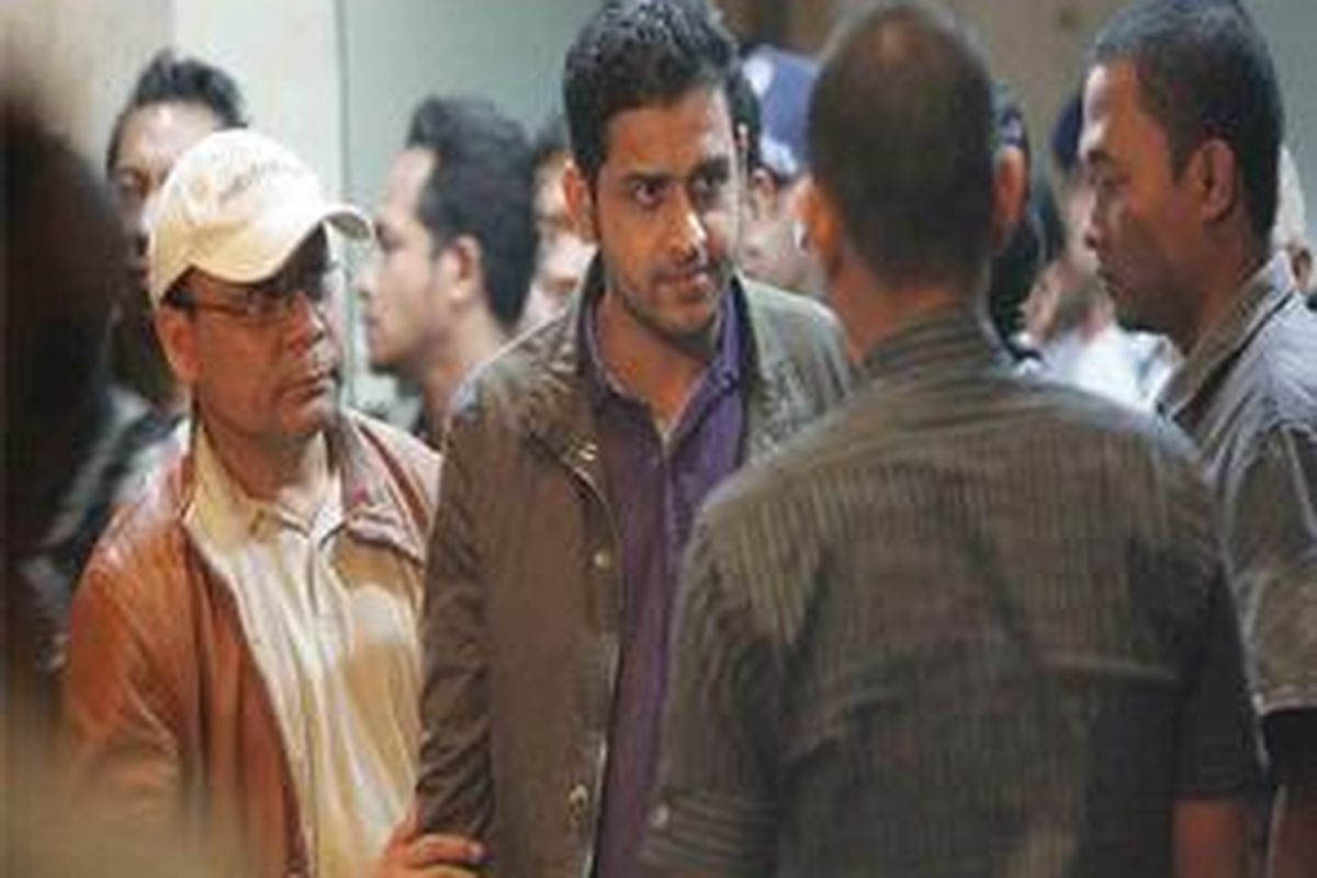 Mantan Bendahara Umum Partai Demokrat Muhammad Nazaruddin (kedua dari kiri) didampingi Brigjen (Pol) Anas Yusuf (Ketua Tim Penjemputan Nazaruddin, kiri) tiba di kantor Komisi Pemberantasan Korupsi (KPK), Jakarta, Sabtu (13/8/2011) malam. 