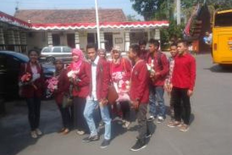 Mahasiswa Fakultas Hukum Uniska Kediri, Jawa Timur, mendatangi mapolres setempat untuk memberi dukungan penuntasan kasus persetubuhan terhadap anak yang tengah ditangani kepolisian, Selasa (14/8/2015).