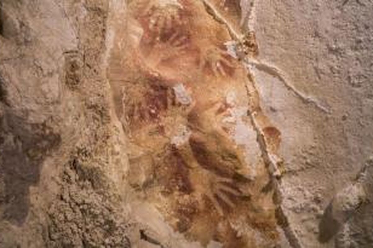 Foto yang dirilis jurnal Nature, 8 Oktober 2014, menunjukkan gambar tangan ditemukan di dinding gua di Karst Maros karst, Sulawesi Selatan. Lukisan berusia 40.000 tahun, menunjukkan bahwa Eropa tidak lagi dinobatkan sebagai tempat kelahiran seni lama ini.