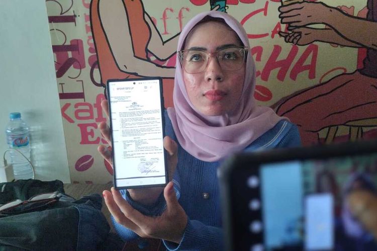 Ibu Bhayangkari bernama Lili Dewi Jayanti Mannan yang menunjukkan bukti laporan perihal dugaan penipuan yang dialaminya, dilakukan oleh rekannya sendiri sesama ibu Bhayangkari. Dihadapan awak media, di bilangan Jalan Sultan Alauddin, Kota Makassar, Sulawesi Selatan (Sulsel), Selasa (6/6/2023)