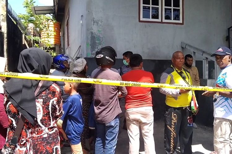Pasangan suami istri, La Moni dan Wa Jumabi, ditemukan tewas di rumahnya di jalan Pahlawan, Kelurahan Bukit Wolio Indah, Kecamatan Wolio, Kota Baubau, Sulawesi Tenggara, Selasa (23/8/2022) pagi.