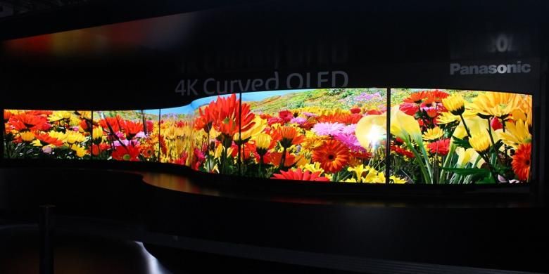 4K OLED, televisi lengkung produksi Panasonic Corporation yang diperkenalkan pada Consumer Electronic Show 2014, di Las Vegas, Amerika Serikat, Selasa (7/1/2014).