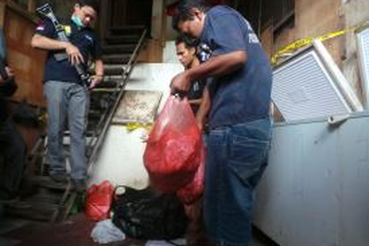 Tiga tersangka penyimpanan ayam tiren dibawa ke gudang mereka di Cakung, Jakarta Timur. Senin (14/12/2015)