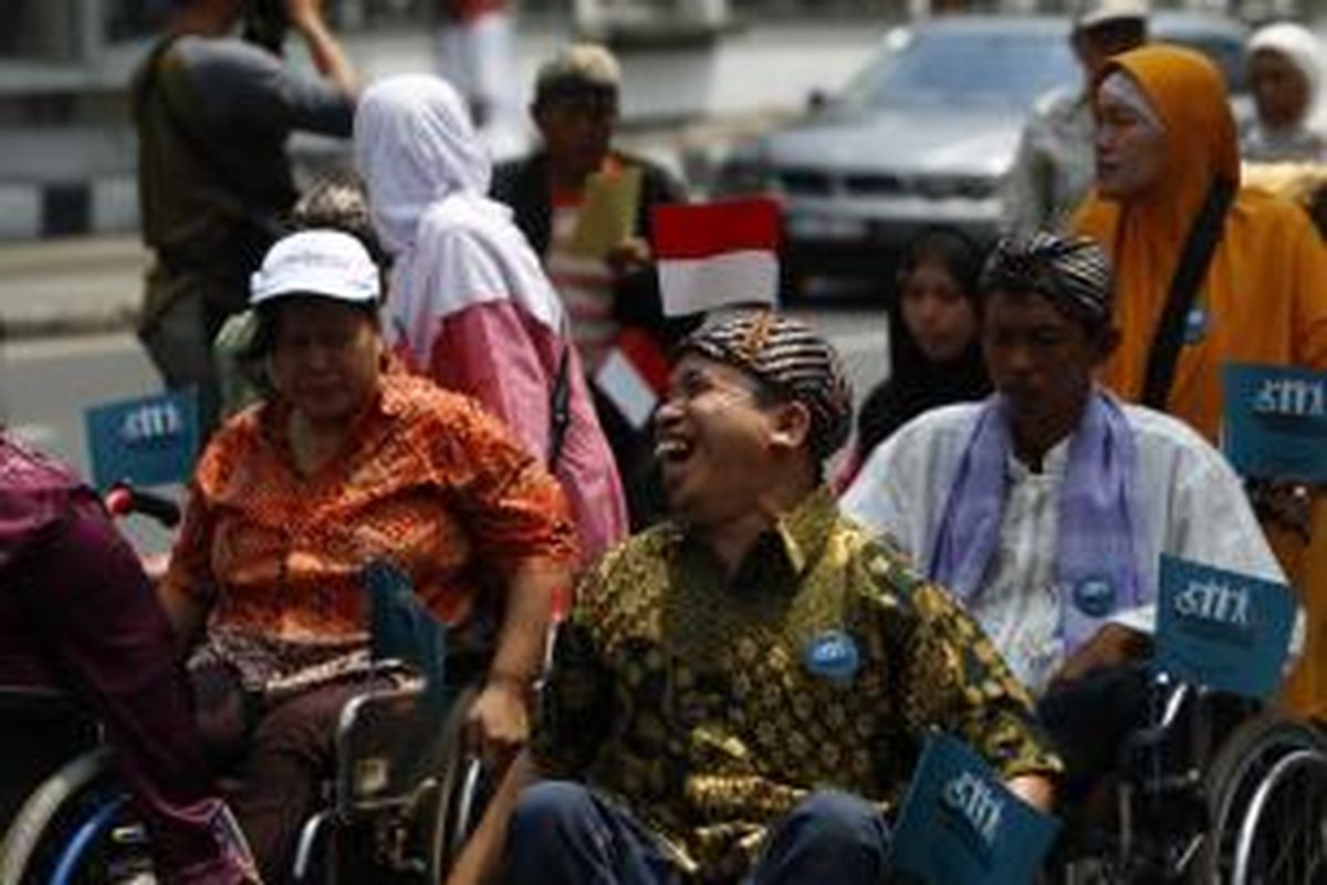Peserta Karnaval Budaya Disabilitas menuju Bundaran Hotel Indonesia, Jalan MH Thamrin, Jakarta, Selasa (18/8/2015). Selain untuk memperingati Dirgahayu Ke-70 RI, peserta karnaval juga meminta agar DPR segera membahas dan mensahkan RUU Penyandang Disabilitas.