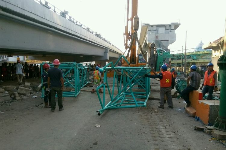 Penanganan crane jatuh di proyek LRT Palembang, Selasa (1/8/2017).