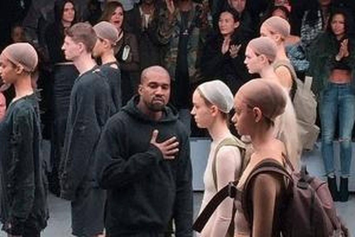 Berbagai pujian dan kritik diterima Kanye West usai pergelarannya untuk acara New York Fashion Week.