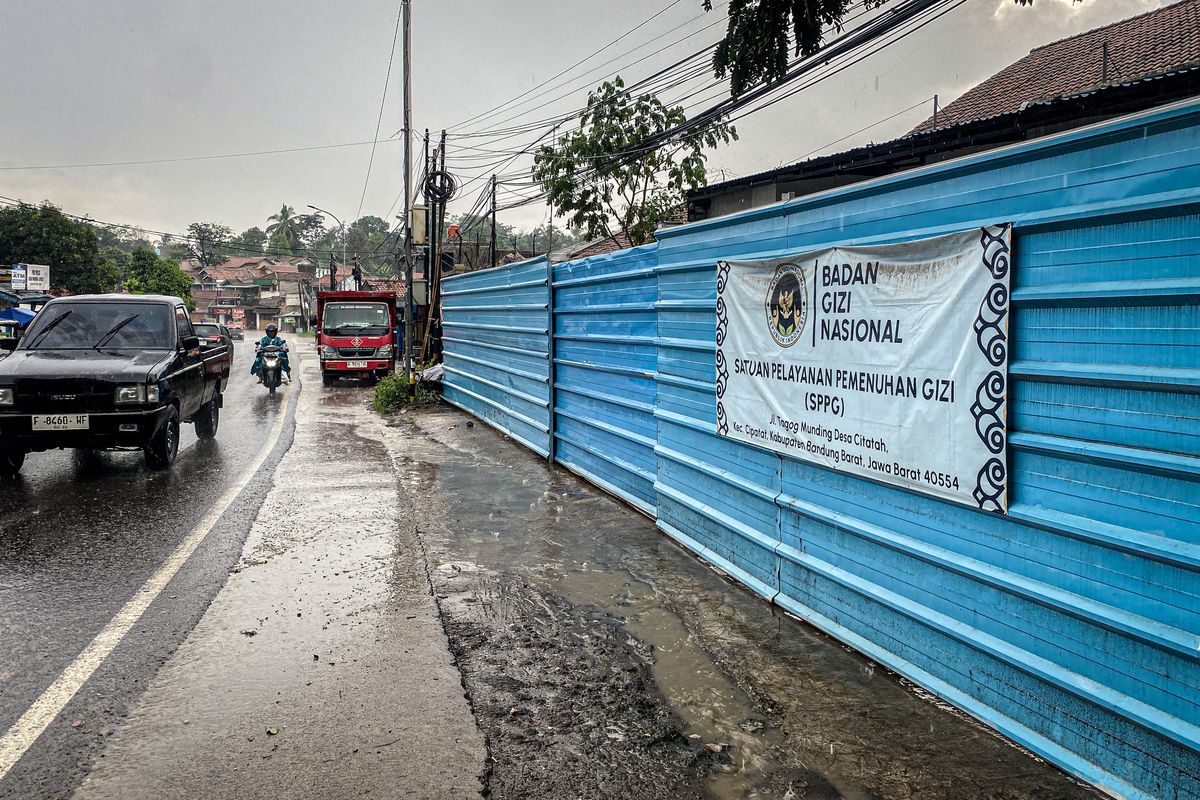 Operasional dapur Satuan Pelayanan Pemenuhan Gizi (SPPG) di Jalan Raya Tagog Munding, Desa Citatah, Kecamatan Cipatat, Kabupaten Bandung Barat (KBB), Jawa Barat disetop.