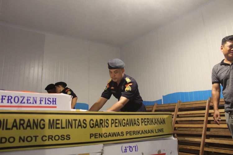 Kementerian Kelautan dan Perikanan (KKP) menyegel 971 kotak berisi 9,7 ton ikan impor beku jenis salem atau Frozen Pacific Mackarel di Kalimantan Barat.