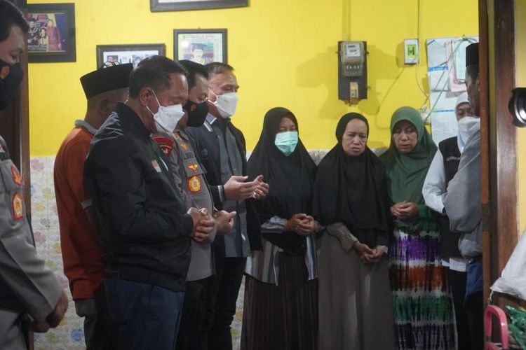 Menpora RI Zainudin Amali dan Kapolri Jendral Listyo Sigit Prabowo, mengunjungi salah satu rumah korban meninggal dunia dalam tragedi Kanjuruhan, Malang, Jawa Timur, Minggu (2/10/2022) malam WIB.