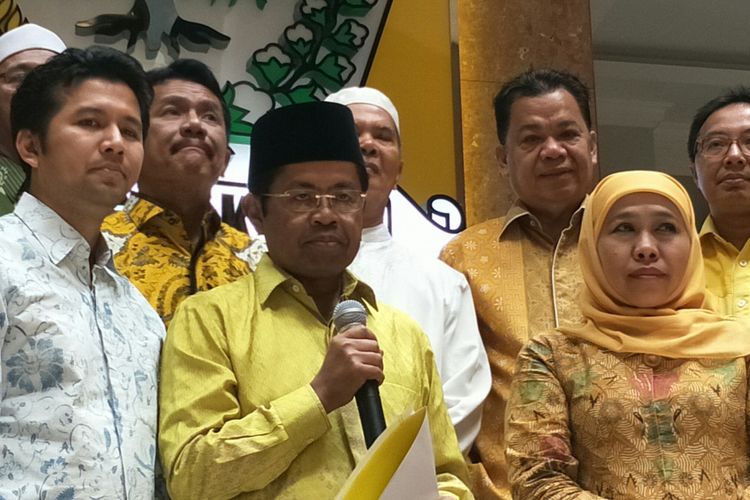 Pelaksana tugas (Plt) Ketua Umum DPP Golkar Idrus Marham (tengah) diapit oleh bakal calon pasangan gubernur dan wakil gubernur Jawa Timur, Khofifah Indar Parawansa (kanan) dan Emil Dardak (kiri) ketika di kantor DPP Golkar, Jakarta, Rabu (22/11/2017).