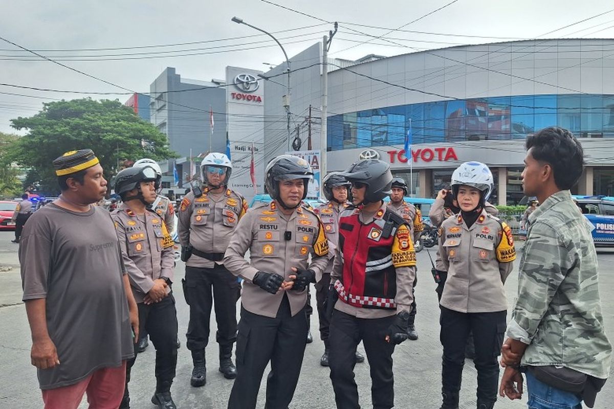 Kapolres Pelabuhan Makassar AKBP Restu Wijayanto yang memberikan imbau terhadap masyarakat terkait situasi kamtibmas di kawasan Pasar Sentral, Kota Makassar, Sulawesi Selatan. 