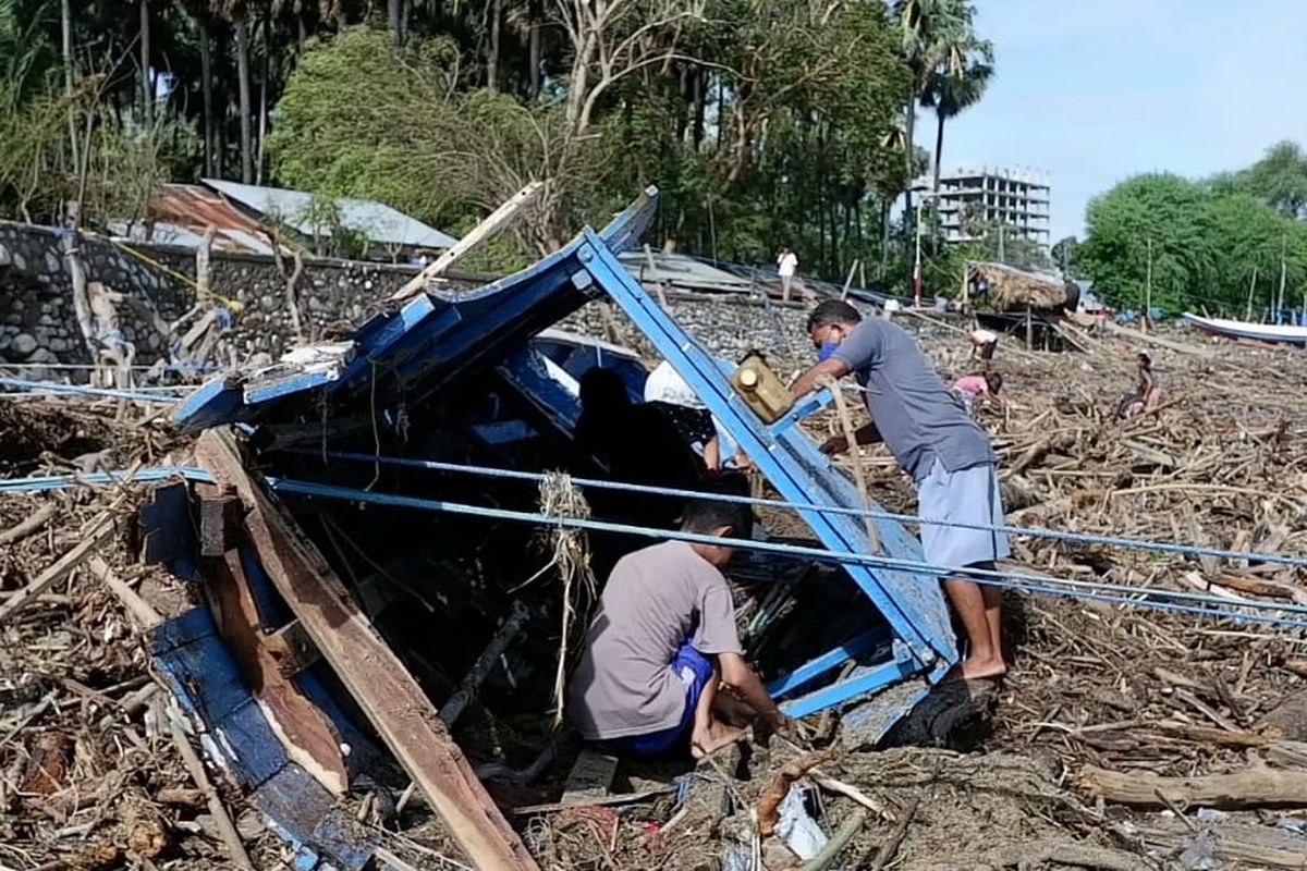 Perahu nelayan di Oesapa, Kota Kupang, NTT yang rusak terkena Badai Seroja