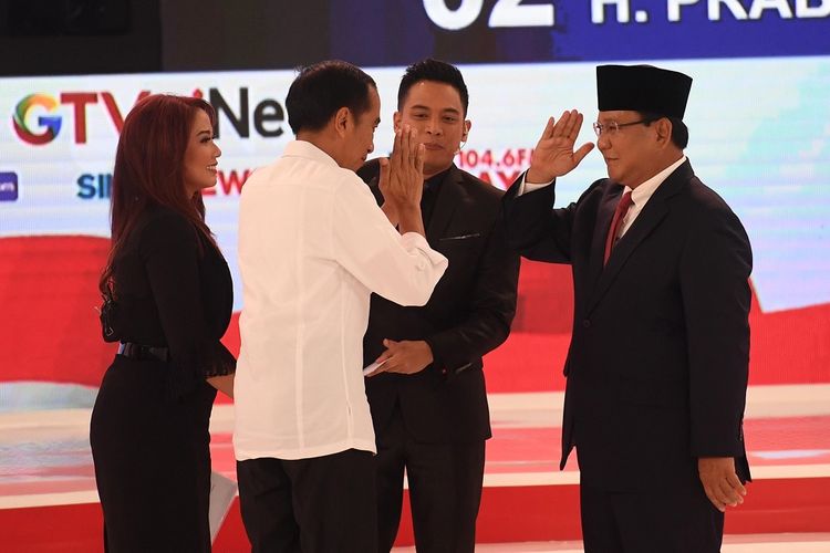 Capres nomor urut 01 Joko Widodo (kedua kiri) dan Capres nomor urut 02 Prabowo Subianto (kanan) saling memberi salam seusai debat capres 2019 disaksikan moderator di Hotel Sultan, Jakarta, Minggu (17/2/2019). Debat itu mengangkat tema energi dan pangan, sumber daya alam dan lingkungan hidup, serta infrastruktur. ANTARA FOTO/Akbar Nugroho Gumay/aww.