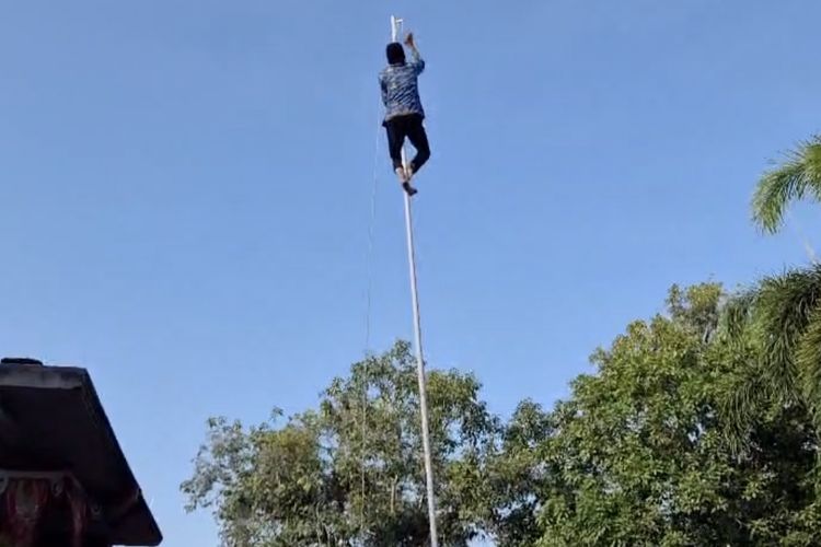 Cerita Syaifullah, Panjat Tiang 8 Meter Demi Bendera Berkibar di Pamekasan: Rasa Takut Hilang Demi Merah Putih
