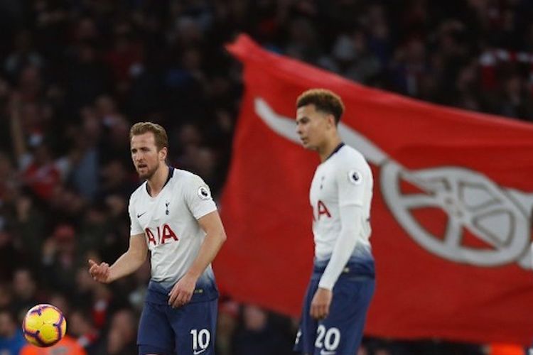 Harry Kane dan Dele Alli tampak lesu seusai timnya kebobolan pada laga Arsenal vs Tottenham Hotspur di Stadion Emirates dalam lanjutan Liga Inggris, 2 Desember 2018. 
