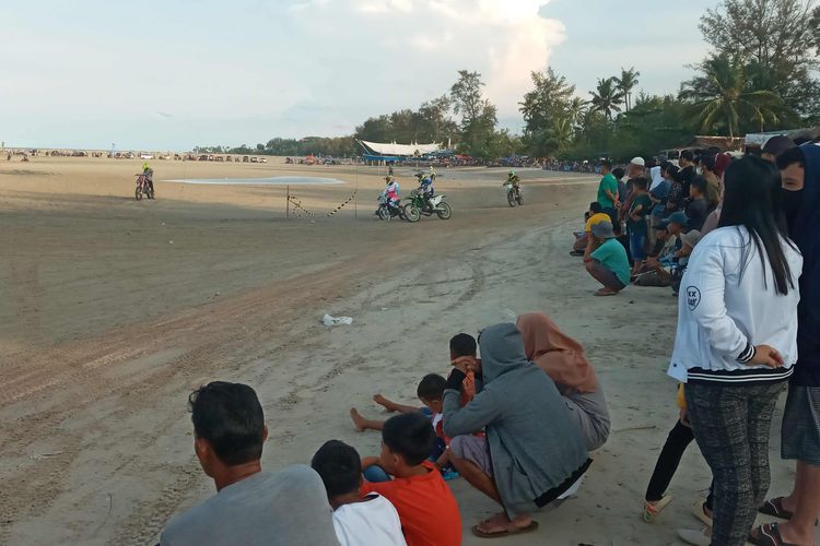 Pengunjung menyaksikan persiapan lomba motor trail di Pantai Pasir Padi, Kota Pangkalpinang, Bangka Belitung, Sabtu (29/4/2023).