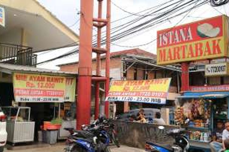Sebuah gerai di bilangan Margonda, Kota Depok, Jawa Barat menyediakan hidangan martabak durian.
Istana Martabak, usaha yang dirintis oleh Ardianto (42), sejak tahun 2001 yang menjual olahan buah durian dengan cara digabung dengan martabak. 