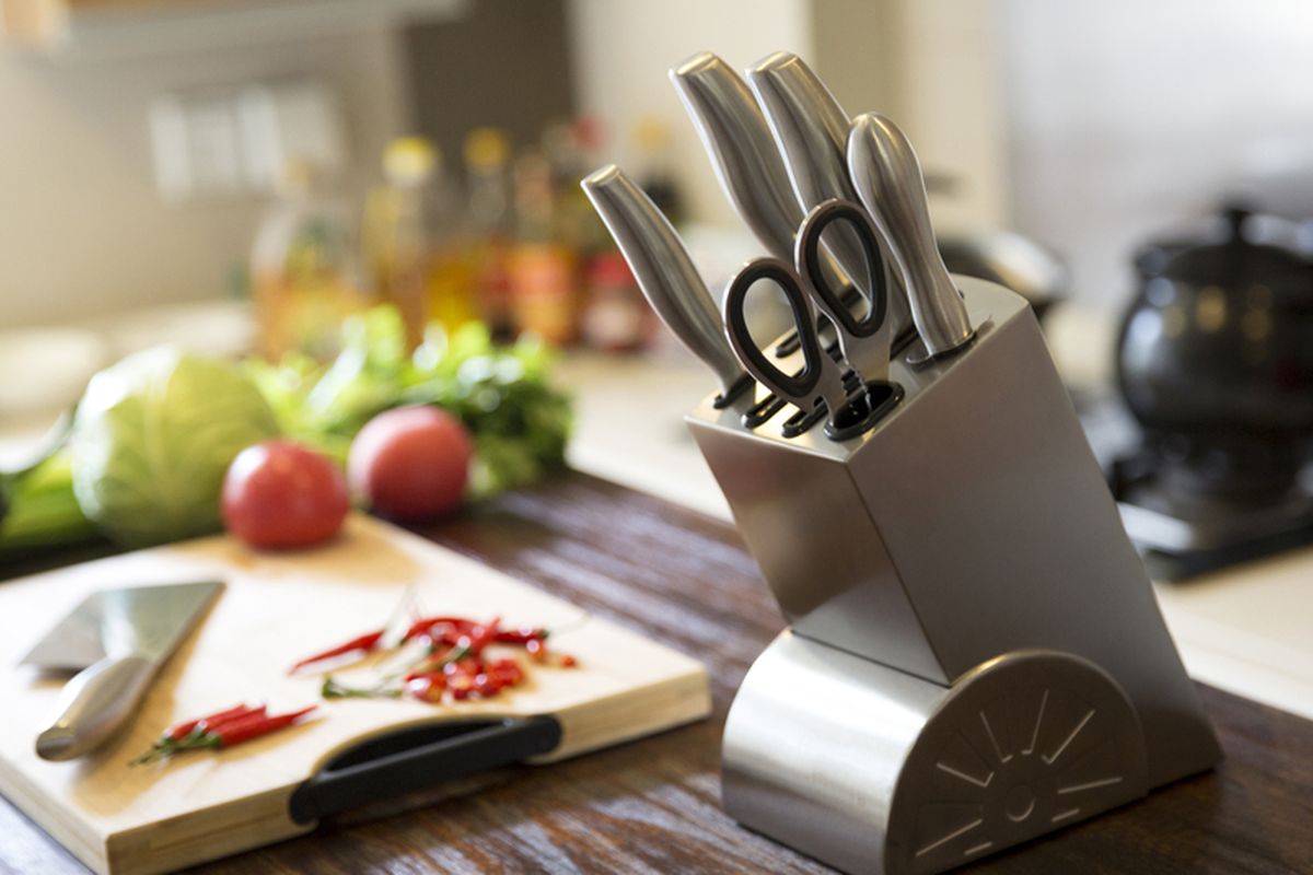 Ilustrasi set pisau dapur. 