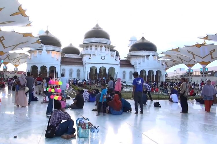 Pengunjung dari berbagai daerah menghabiskan liburan lebaran Idul Fitri di Banda Aceh dengan mengungjungi Masjid Raya Baiturrahman. Mereka penasaran dengan payung elektrik yang menyerupai payung elektrik Masjid nabawi Madinah.