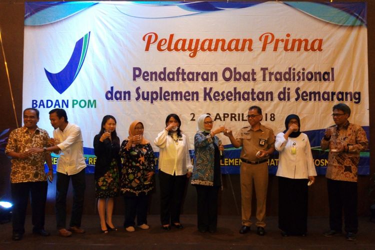Kepala BPOM Penny Kusumastuti Lukito, minum jamu bersama dalam kegiatan Pelayanan Prima Pendaftaran Obat Tradisional dan Suplemen Kesehatan di Semarang, Senin (2/4/2018) siang.